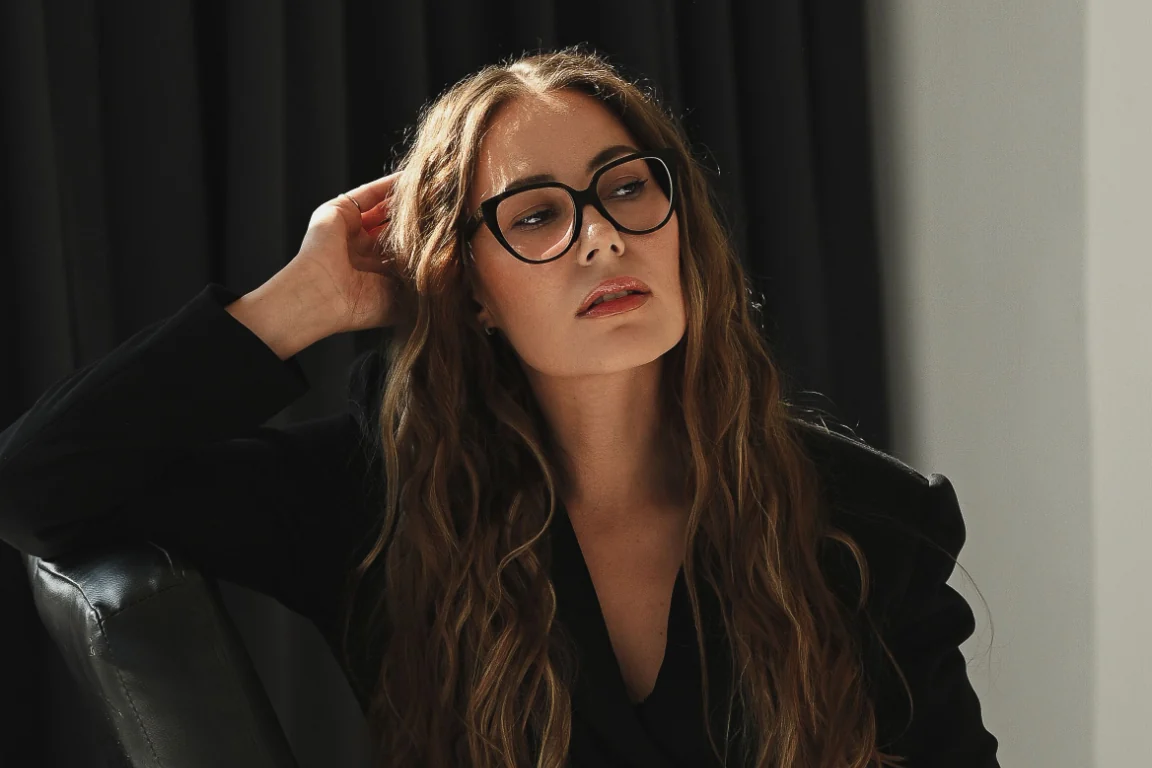 Jekaterina Ščeglova tamsesniame kadre: žvilgsnis nuleistas į šoną, susikaupusi